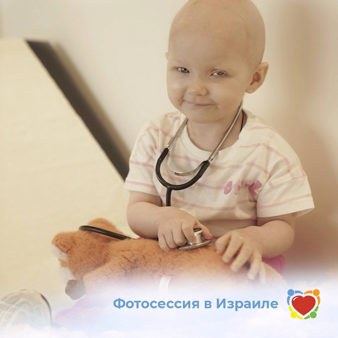 Настя со стетоскопом во время фотосессии