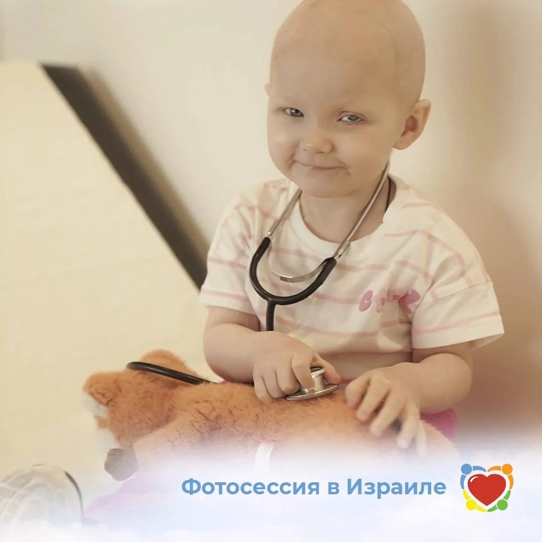 Настя со стетоскопом во время фотосессии